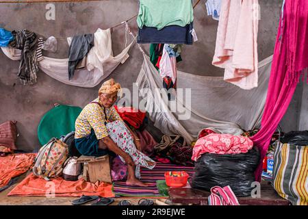 Churachandpur, Indien. 21. Juni 2023. Eine ältere Frau verkleidet sich in einem provisorischen Hilfslager im Dorf Saidan. Am 3. Mai 2023 brach im nordöstlichen indischen Bundesstaat Manipur ein ethnischer Konflikt zwischen dem Volk der Meitei, das mehrheitlich im Imphal-Tal lebt, und den Stammesgemeinschaften in den umliegenden Bergen, einschließlich Kuki und Zo, aus. Mindestens 109 Menschen sind bei ethnisch motivierter Gewalt zwischen der Meitei und den Kuki im indischen Bundesstaat Manipur ums Leben gekommen und über 300 wurden verletzt. Kredit: SOPA Images Limited/Alamy Live News Stockfoto