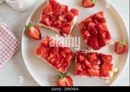 Platte mit Erdbeercreme-Kuchen Stockfoto