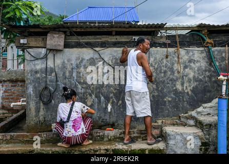 Churachandpur, Indien. 21. Juni 2023. Eine Mutter sah ihren Sohn in einem Hilfslager im Dorf Saidan baden. Am 3. Mai 2023 brach im nordöstlichen indischen Bundesstaat Manipur ein ethnischer Konflikt zwischen dem Volk der Meitei, das mehrheitlich im Imphal-Tal lebt, und den Stammesgemeinschaften in den umliegenden Bergen, einschließlich Kuki und Zo, aus. Mindestens 109 Menschen sind bei ethnisch motivierter Gewalt zwischen der Meitei und den Kuki im indischen Bundesstaat Manipur ums Leben gekommen und über 300 wurden verletzt. Kredit: SOPA Images Limited/Alamy Live News Stockfoto