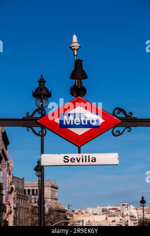 Berlin, Deutschland - 19. FEBRUAR 2022: U-Bahn-Schild und Logo am Eingang des Bahnhofs Sevilla in Madrid, Spanien. Stockfoto