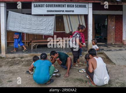 Churachandpur, Indien. 21. Juni 2023. Vertriebene, die in einem Hilfslager im Dorf Saidan gesehen wurden. Am 3. Mai 2023 brach im nordöstlichen indischen Bundesstaat Manipur ein ethnischer Konflikt zwischen dem Volk der Meitei, das mehrheitlich im Imphal-Tal lebt, und den Stammesgemeinschaften in den umliegenden Bergen, einschließlich Kuki und Zo, aus. Mindestens 109 Menschen sind bei ethnisch motivierter Gewalt zwischen der Meitei und den Kuki im indischen Bundesstaat Manipur ums Leben gekommen und über 300 wurden verletzt. (Foto: Biplov Bhuyan/SOPA Images/Sipa USA) Guthaben: SIPA USA/Alamy Live News Stockfoto