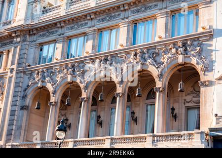 Madrid, Spanien - 19. FEBRUAR 2022: Art déco-Architektur im Zentrum von Madrid, der Hauptstadt Spaniens. Stockfoto