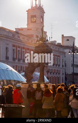 Madrid, Spanien - 19. FEBRUAR 2022: Die Bärenstatue und der Erdbeerbaum, El Oso y el Madrono ist eine Skulptur aus der zweiten Hälfte des 20. Cents Stockfoto