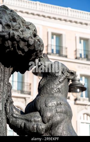 Madrid, Spanien - 19. FEBRUAR 2022: Die Bärenstatue und der Erdbeerbaum, El Oso y el Madrono ist eine Skulptur aus der zweiten Hälfte des 20. Cents Stockfoto