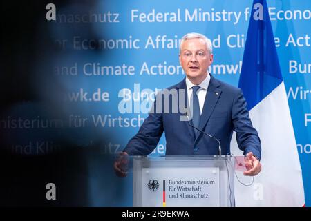 Berlin, Deutschland. 26. Juni 2023. Bruno Le Maire, Minister für Wirtschaft, Finanzen sowie Industrie- und digitale Souveränität in Frankreich, spricht auf einer Pressekonferenz im Anschluss an ein Treffen mit Vizekanzler und Bundesminister für Wirtschaft und Klimaschutz, Habeck, und dem italienischen Wirtschaftsminister. Kredit: Christophe Gateau/dpa/Alamy Live News Stockfoto