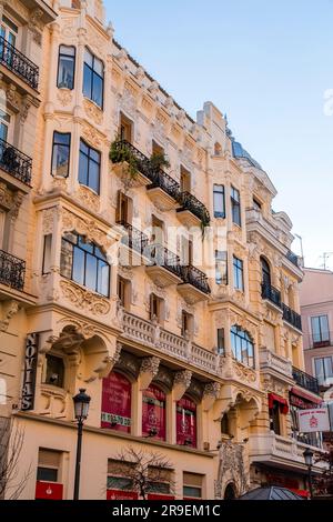 Madrid, Spanien - 19. FEBRUAR 2022: Art déco-Architektur im Zentrum von Madrid, der Hauptstadt Spaniens. Stockfoto