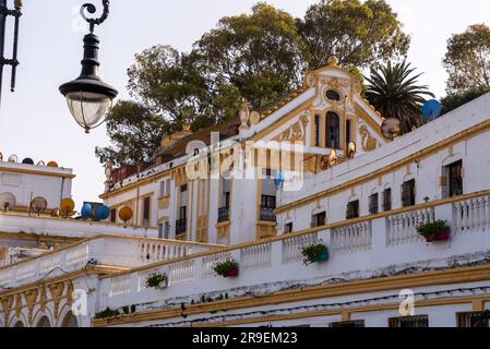 Typisches spanisches Haus aus der Kolonialzeit im Zentrum von Tanger, Nordmarokko Stockfoto