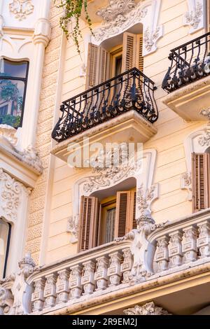 Madrid, Spanien - 19. FEBRUAR 2022: Art déco-Architektur im Zentrum von Madrid, der Hauptstadt Spaniens. Stockfoto