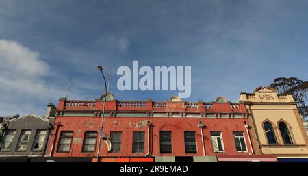 700 verschiedene Dachattiken bunter historischer Gebäude in der Oxford Street, sogar der Fußweg Paddington. Sydney-Australien. Stockfoto