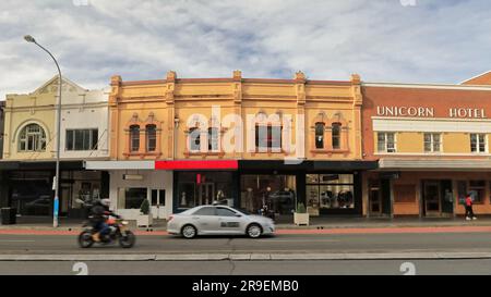 711 Fassaden alter viktorianischer Handelsterrassen und Art déco-Gebäude, Oxford Street, Paddington. Sydney-Australien. Stockfoto