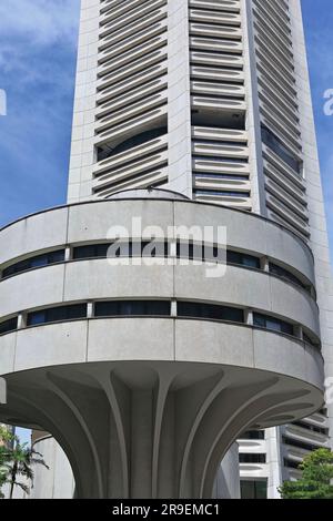 719, pilzförmiges Gebäude, Podium mit hohen weißen Wolkenkratzern, Martin Place und Castlereagh Street Ecke, CBD. Sydney-Australien. Stockfoto