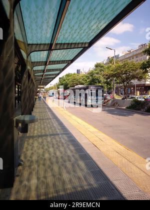 Metrobus, die BRT-Schnellbahn für den öffentlichen Personenverkehr, 9. Juli Ave. Buenos Aires Stockfoto