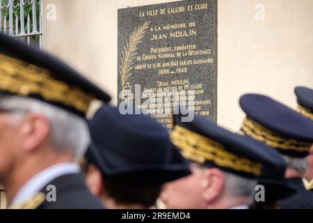 Frankreich, Caluire et Cuire, 2023-06-21. Eine Gedenktafel zum Gedenken an Jean Moulin mit einer Präfekten-Mütze und einem Fahnenträger vor dem Jean Moul Stockfoto