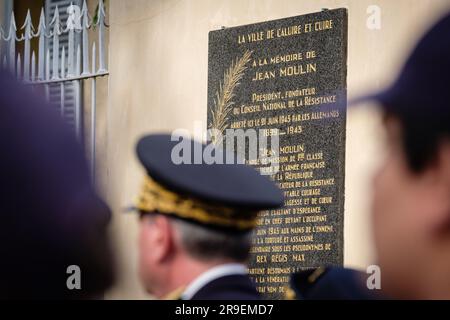 Frankreich, Caluire et Cuire, 2023-06-21. Eine Gedenktafel zum Gedenken an Jean Moulin mit einer Präfekten-Mütze und einem Fahnenträger vor dem Jean Moul Stockfoto