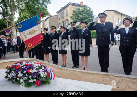 Frankreich, Caluire et Cuire, 2023-06-21. Die Präfekten der Region Auvergne-Rhone-Alpes vor der Statue von Jean Moulin zum 80. Jahrestag der Stockfoto