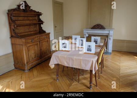 Frankreich, Caluire et Cuire, 2023-06-21. Der Raum, in dem das Widerstandstreffen stattfinden sollte, im Haus von Dr. Dugoujon. Auf dem Tisch liegen Fotos von diesem Stockfoto