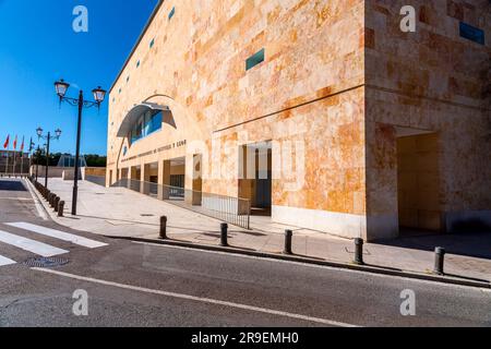 Salamanca, Spanien – 20. FEBRUAR 2022: Außenansicht des Kongresses und Expo-Palastes von Castille und Leon in Salamanca, Spanien. Stockfoto