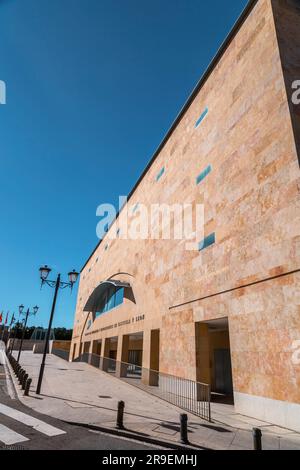 Salamanca, Spanien – 20. FEBRUAR 2022: Außenansicht des Kongresses und Expo-Palastes von Castille und Leon in Salamanca, Spanien. Stockfoto