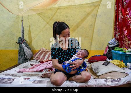 21. Juni 2023, Churachandpur, Indien: Hoineichong Khongsai (27) posiert mit ihrem Baby Devin Khongsai, das in einem Hilfslager im Dorf Rengkia geboren wurde. Am 3. Mai 2023 brach im nordöstlichen indischen Bundesstaat Manipur ein ethnischer Konflikt zwischen dem Volk der Meitei, das mehrheitlich im Imphal-Tal lebt, und den Stammesgemeinschaften in den umliegenden Bergen, einschließlich Kuki und Zo, aus. Mindestens 109 Menschen sind bei ethnisch motivierter Gewalt zwischen der Meitei und den Kuki im indischen Bundesstaat Manipur ums Leben gekommen und über 300 wurden verletzt. (Kreditbild: © Biplov Bhuyan/SOPA Bilder via ZUMA Stockfoto