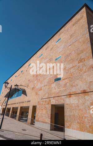 Salamanca, Spanien – 20. FEBRUAR 2022: Außenansicht des Kongresses und Expo-Palastes von Castille und Leon in Salamanca, Spanien. Stockfoto