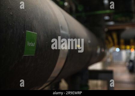 Berlin, Deutschland. 26. Juni 2023. Ein Rohr mit der Aufschrift "Vorlauf" auf dem Gelände der Fernheizwerk Neukölln AG. Kredit: Hannes P. Albert/dpa/Alamy Live News Stockfoto