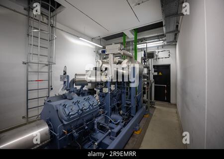 Berlin, Deutschland. 26. Juni 2023. Eine installierte Wärmepumpe auf dem Gelände der Fernheizwerk Neukölln AG. Kredit: Hannes P. Albert/dpa/Alamy Live News Stockfoto