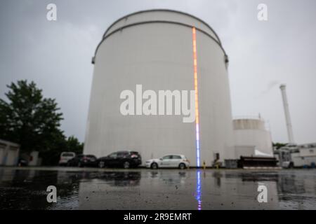 Berlin, Deutschland. 26. Juni 2023. Wärmespeichertank mit Füllstandsanzeige auf dem Gelände der Fernheizwerk Neukölln AG. Kredit: Hannes P. Albert/dpa/Alamy Live News Stockfoto