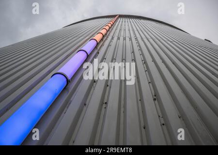 Berlin, Deutschland. 26. Juni 2023. Wärmespeichertank mit Füllstandsanzeige auf dem Gelände der Fernheizwerk Neukölln AG. Kredit: Hannes P. Albert/dpa/Alamy Live News Stockfoto