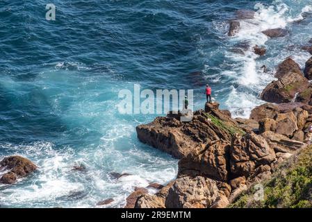 Zwei Fischer auf einem Felsen in Cape Spartel bei Tanger, Marokko Stockfoto