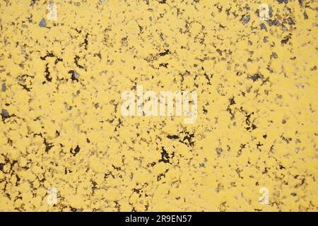 Klassische Grunge-Struktur mit Retro-Charme. Hintergrund aus altem Papier in Gelb und Braun, perfekt für künstlerische Designs. Stockfoto