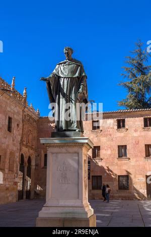 Salamanca, Spanien - 20. FEBRUAR 2022: Bronzeskulptur von Luis de Leon im Innenhof der Salamanca-Universität, Spanien. Stockfoto