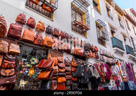 Granada, Spanien - 22. Februar 2022: Allgemeine Architektur und Blick auf die Straße mit Cafés und Geschäften in der historischen Stadt Granada in Andalusien, Spanien. Stockfoto