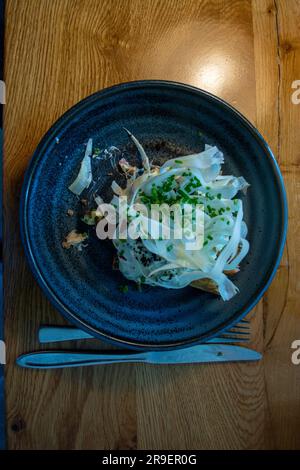 Vollkornbrot, offene Sandwiches mit Fisch und Salat auf einem weißen rustikalen Holztisch. Gesundes Essen. Draufsicht Stockfoto