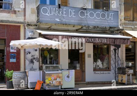 Quarre de Chocolat ist ein äußerst beliebtes Waffelrestaurant im Dorf Quarre les Tombes - erwarten Sie eine 1000 m lange Schlange und eine Stunde Wartezeit, Yonne FR Stockfoto