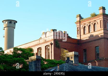 ABERDEEN, SCHOTTLAND - 24. JUNI 2023: Broadford arbeitet in der Maberly Street, einschließlich dieser Weberei- und Schussmühle ab 1912. Stockfoto