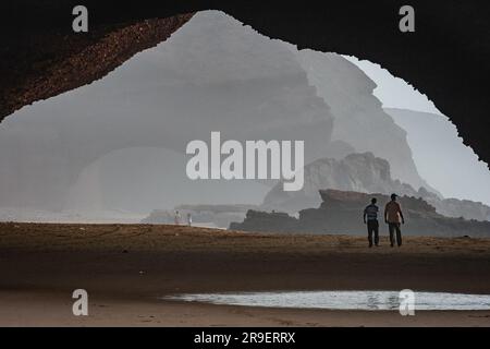 Der felsige Strand von Legzira, von innen gesehen. Zwischen MIRLEFT und Sidi Ifni befindet sich Marokkos einzigartigster Strand. Wie der andere Atlan Stockfoto