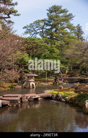 Blick auf Kenroku-en. Kanazawa, Japan. Als einer von nur 3 „perfekten Gärten“ in Japan ist dieser Park zu jeder Jahreszeit wunderschön gestaltet Stockfoto