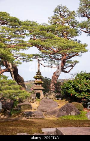 Blick auf Kenroku-en. Kanazawa, Japan. Als einer von nur 3 „perfekten Gärten“ in Japan ist dieser Park zu jeder Jahreszeit wunderschön gestaltet Stockfoto