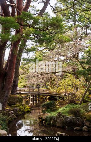 Blick auf Kenroku-en. Kanazawa, Japan. Als einer von nur 3 „perfekten Gärten“ in Japan ist dieser Park zu jeder Jahreszeit wunderschön gestaltet Stockfoto