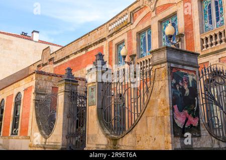 Salamanca, Spanien - 20. Februar 2022: Haupteingang des Jugendstil- und Art déco-Museums auf der Gibraltar-Straße in Salamanca, Spanien. Stockfoto