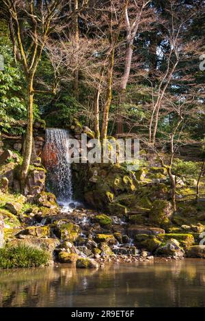 Blick auf Kenroku-en. Kanazawa, Japan. Als einer von nur 3 „perfekten Gärten“ in Japan ist dieser Park zu jeder Jahreszeit wunderschön gestaltet Stockfoto