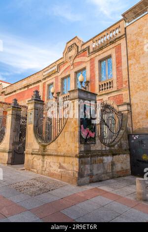 Salamanca, Spanien - 20. Februar 2022: Haupteingang des Jugendstil- und Art déco-Museums auf der Gibraltar-Straße in Salamanca, Spanien. Stockfoto