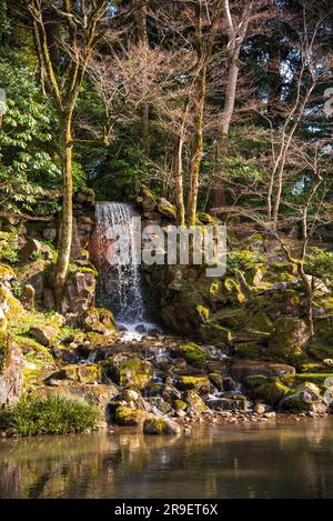 Blick auf Kenroku-en. Kanazawa, Japan. Als einer von nur 3 „perfekten Gärten“ in Japan ist dieser Park zu jeder Jahreszeit wunderschön gestaltet Stockfoto