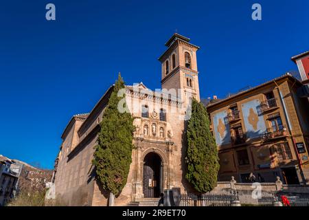 Granada, Spanien - 22. Februar 2022: Kirche San Gil und Santa Ana in Granada, Spanien. Stockfoto