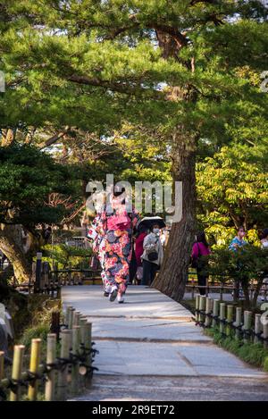 Blick auf Kenroku-en. Kanazawa, Japan. Als einer von nur 3 „perfekten Gärten“ in Japan ist dieser Park zu jeder Jahreszeit wunderschön gestaltet Stockfoto