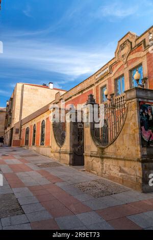 Salamanca, Spanien - 20. Februar 2022: Haupteingang des Jugendstil- und Art déco-Museums auf der Gibraltar-Straße in Salamanca, Spanien. Stockfoto