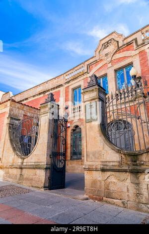 Salamanca, Spanien - 20. Februar 2022: Haupteingang des Jugendstil- und Art déco-Museums auf der Gibraltar-Straße in Salamanca, Spanien. Stockfoto