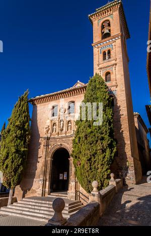 Granada, Spanien - 22. Februar 2022: Kirche San Gil und Santa Ana in Granada, Spanien. Stockfoto