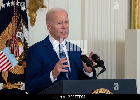 Washington, Usa. 26. Juni 2023. USA Präsident Joe Biden spricht am Montag, den 26. Juni 2023, im East Room des Weißen Hauses in Washington, DC, über die Ankündigung der Hochgeschwindigkeits-Internetinfrastruktur der Regierung. Foto: Ken Cedeno/Pool/ABACAPRESS.COM Kredit: Abaca Press/Alamy Live News Stockfoto