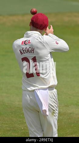 Northampton 26-Juni 2023 : Rob Keogh von Northamptonshire während des LV= Insurance County Championship Match zwischen Northamptonshire und Kent im County Ground Northampton England . Stockfoto